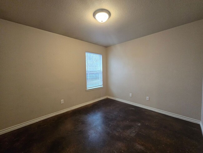 Building Photo - 905 Rosewood Dr