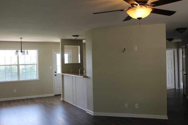 Building Photo - 3 Bedroom, 2 Bath Home in Riverside School...