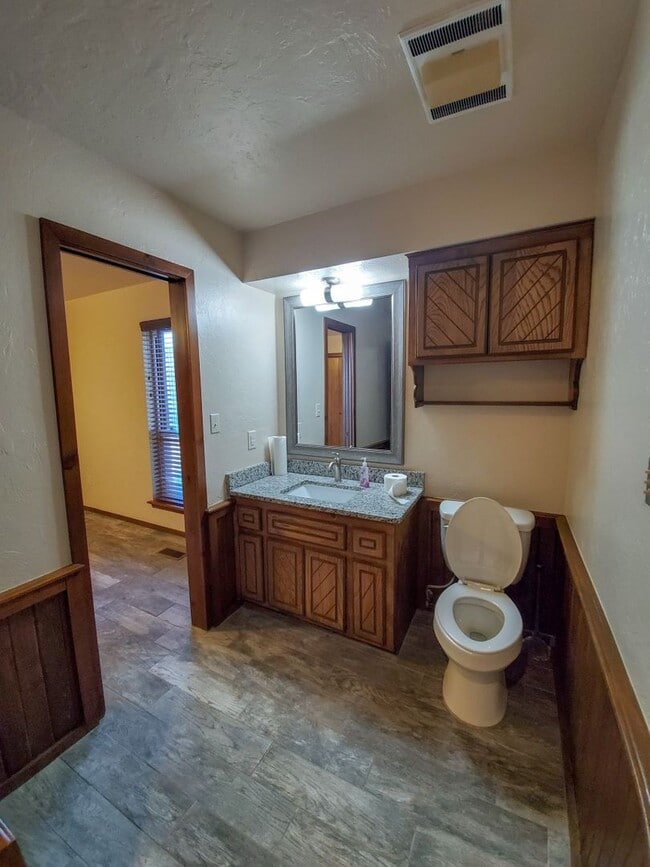 Building Photo - 3 bedroom 2 bath home in Shawnee