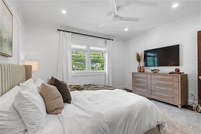 Building Photo - 663 Yorkshire Rd NE