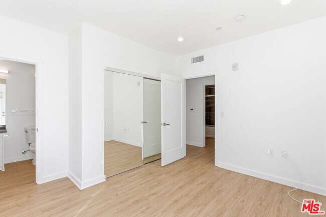 Building Photo - 11408 W Sarah St