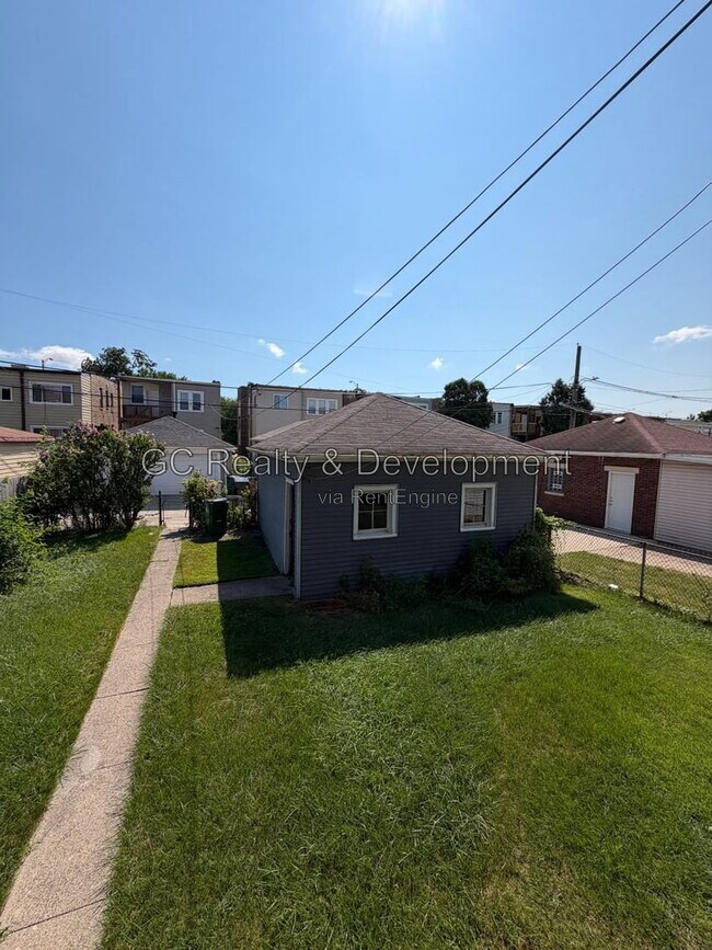 Building Photo - 616 Elgin Ave