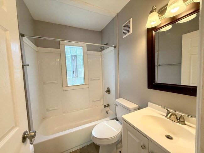 Building Photo - Cozy & Spacious 4-Bedroom Home in Cincinnati