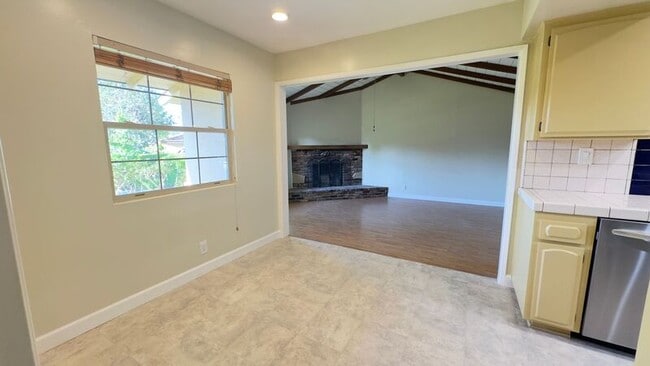 Building Photo - 403 S Lupin Ln