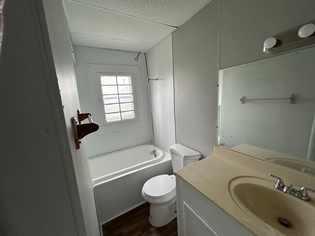 Building Photo - 3568 W 63rd St