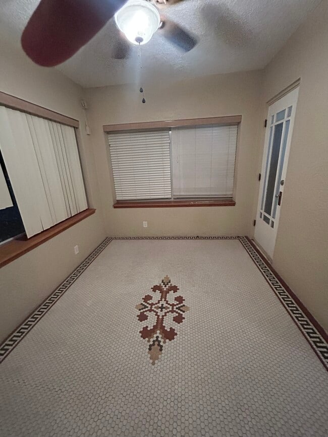 Building Photo - 833 5th Ave N