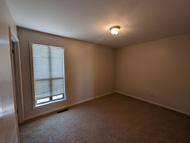 Building Photo - • 2 Bed • 2 Bath • Overlooking the White R...