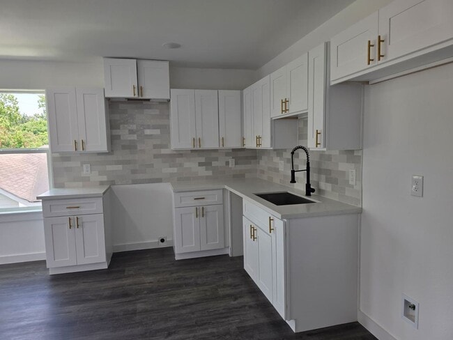 Building Photo - ? Stunning Duplex with Garage & Modern Fin...
