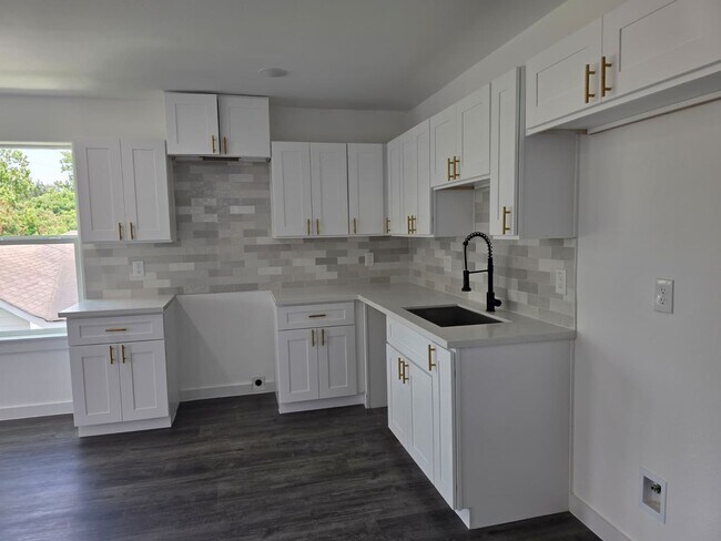 Building Photo - ? Stunning Duplex with Garage & Modern Finishes ?