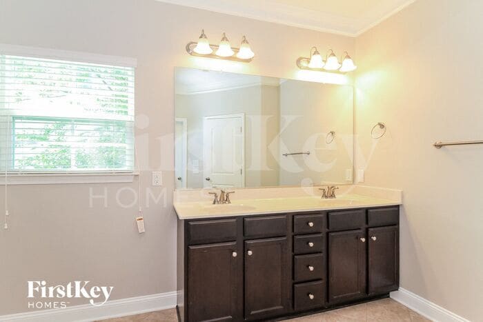 Building Photo - 3173 Knoll Ridge Dr