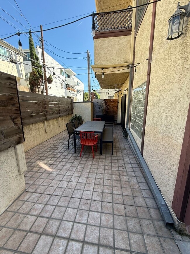 Building Photo - Upgraded 2 Bedroom Condo in Ideal Santa Mo...