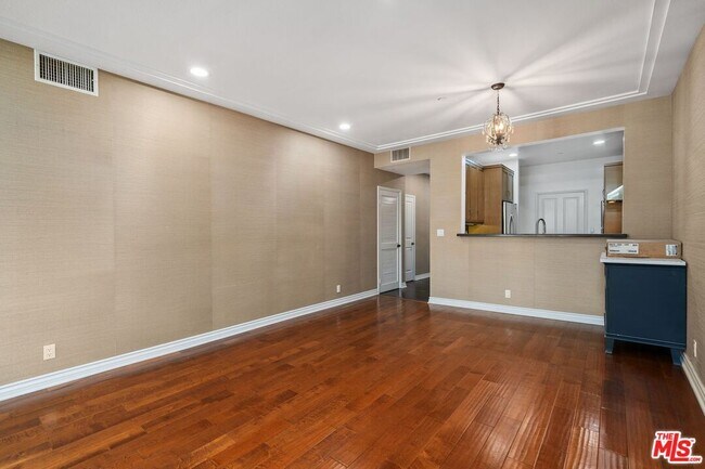 Building Photo - 117 S Clark Dr