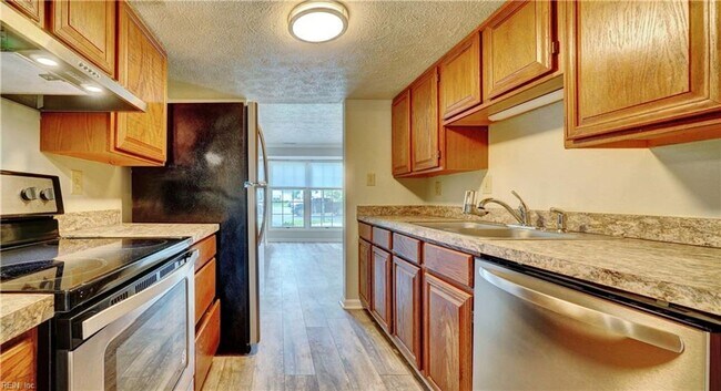 Building Photo - Coventry Townhouse