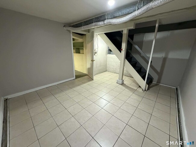 Building Photo - 27 New Hampshire Dr