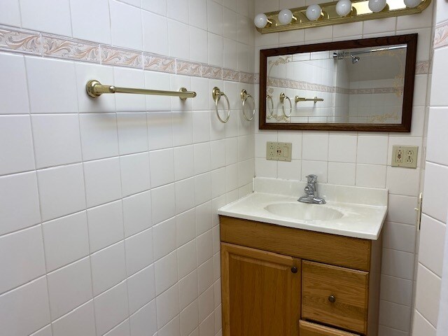 bathroom 3 - 2915 N Farwell Ave