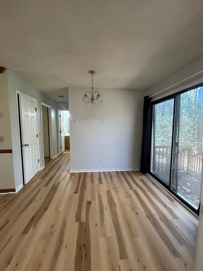 Building Photo - 10 Crescent Ln