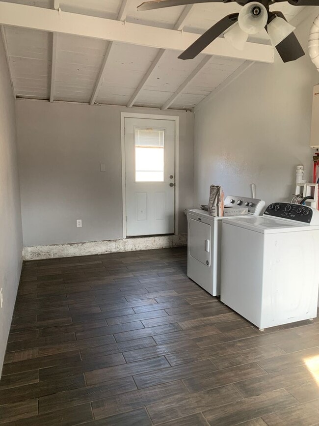Building Photo - Charming 2-Bed with Bonus Space & Private ...