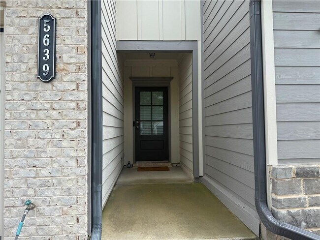 Building Photo - 5639 Parkview Ln