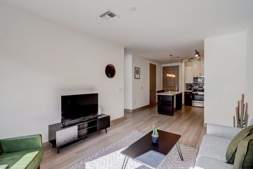 Building Photo - 555 N College Ave