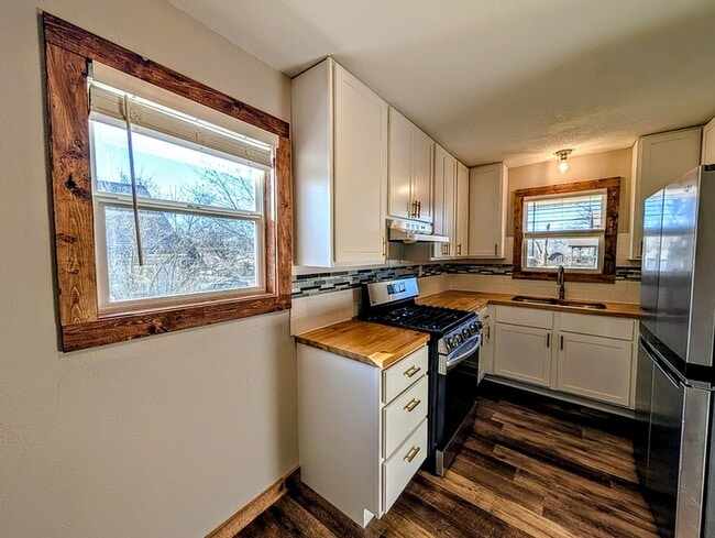 Building Photo - 906 S 1st St