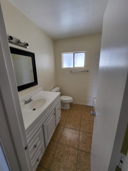 Building Photo - 407 W 6th St