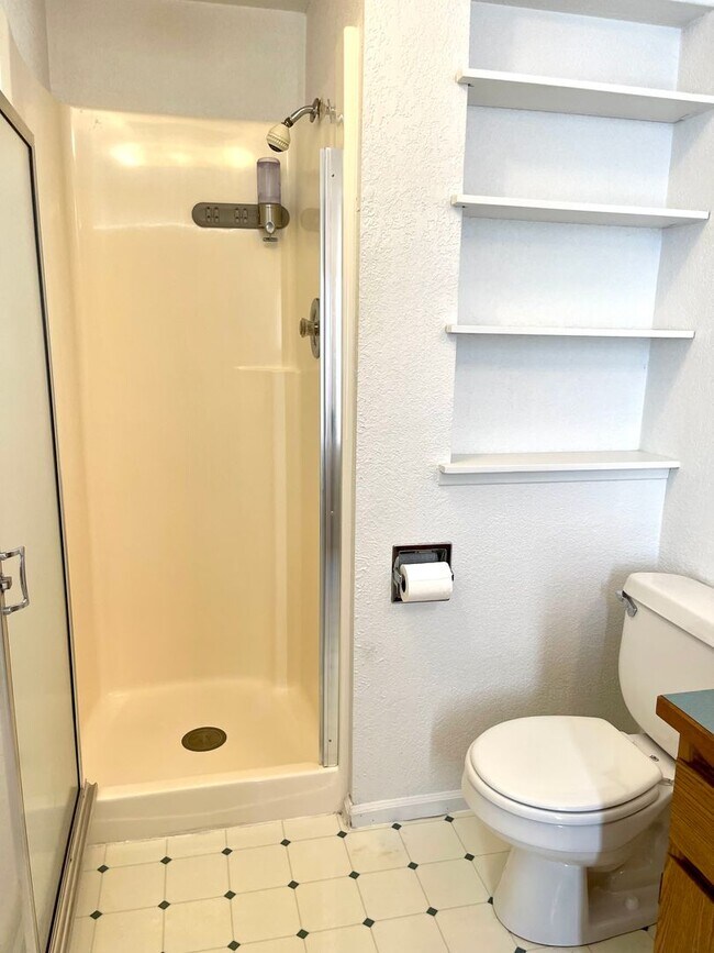 Building Photo - Large Unit! 2-Car Garage Parking! Don't Miss This One!