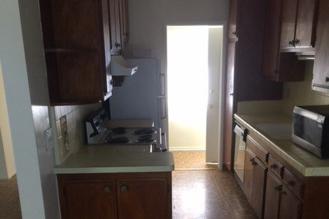 Kitchen - 901 N Cedar St
