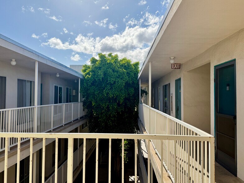 Building Photo - 5320 Zelzah Ave