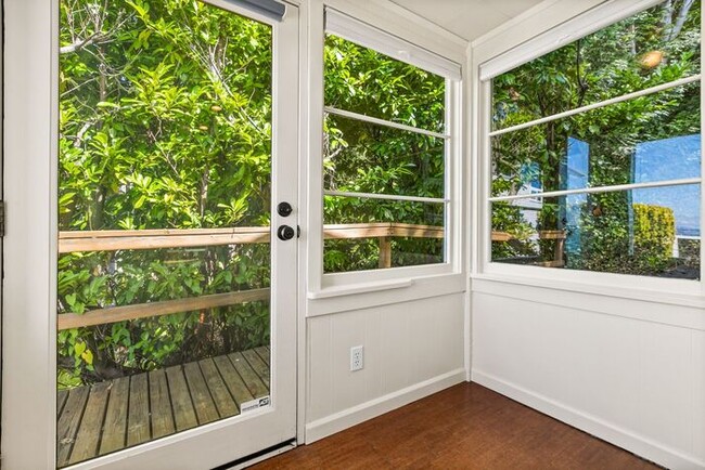Building Photo - Charming Beach Drive Craftsman w/ AC and V...