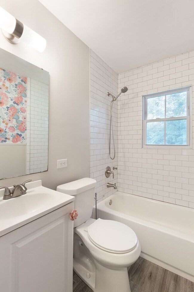 Building Photo - Renovated 3/2 w/ Fenced In Backyard and Co...