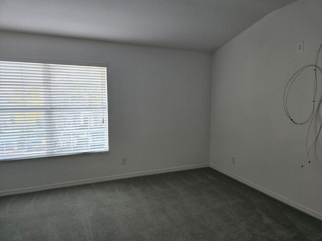 Building Photo - 2 bedroom 2.5 bath townhome