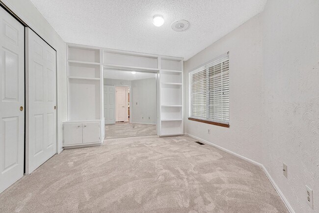 Building Photo - ** MOVE IN SPECIAL** Don't Miss This 1Bed/...