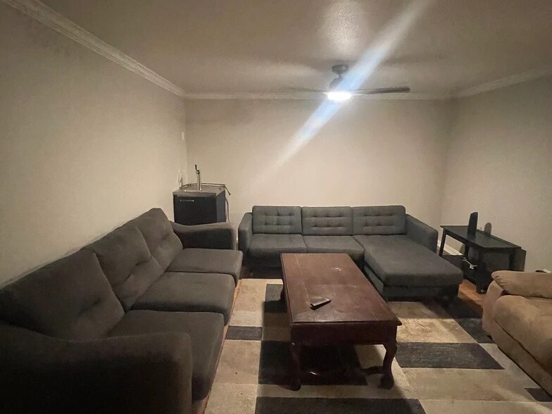 Building Photo - 3737 Shelby Dr