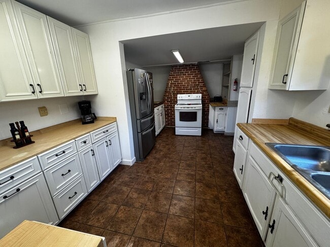 Building Photo - Charming Home with Mother in-Law Suite & Lake Access