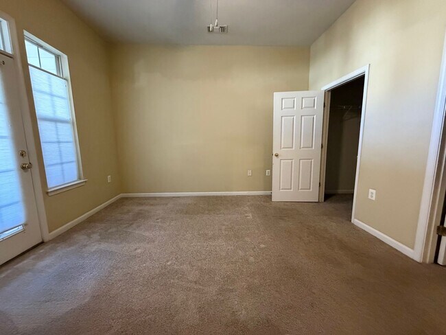 Building Photo - 810 Beverley Dr