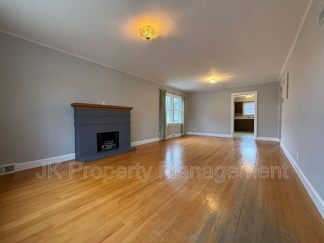 Building Photo - 115 16th St N