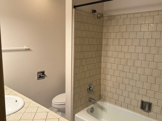 Building Photo - 3 Bedroom, 2 bath home with indoor laundry...