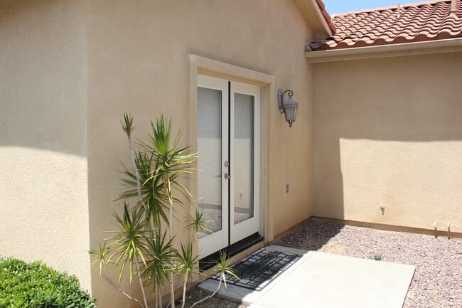Building Photo - 6663 N Ofelia Dr