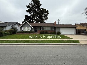 Building Photo - Wonderful three-bedroom home in South Sali...