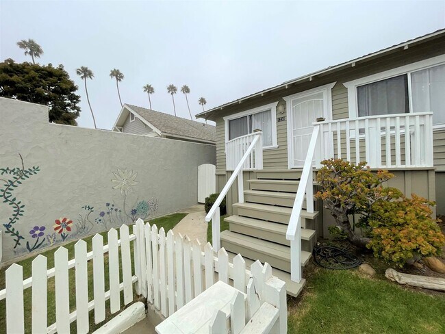Building Photo - Downtown Ventura Bungalow with Beautiful Y...