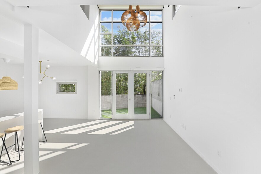 Building Photo - 4111 Sunset Blvd