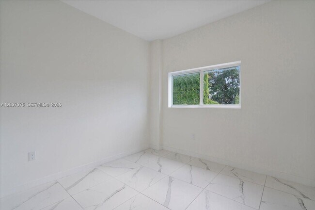 Building Photo - 420 SW 7th Ave