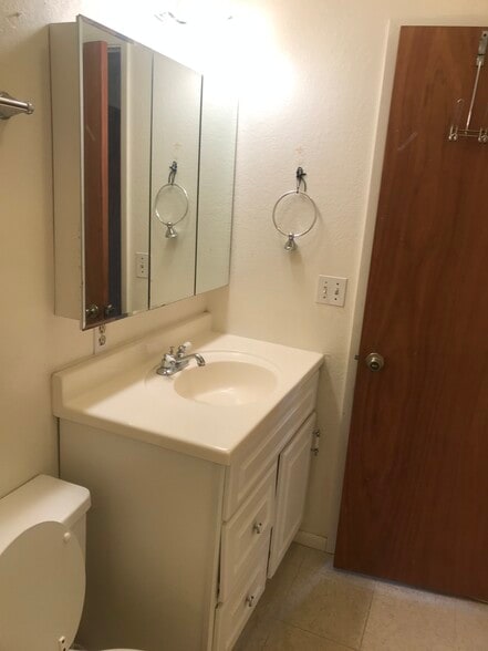 Upstairs full bath - 630 Chestnut St