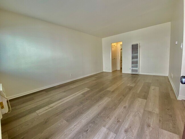 Building Photo - Beautifully Upgraded 1 Bedroom / 1 Bathroom Apartment Available Now!