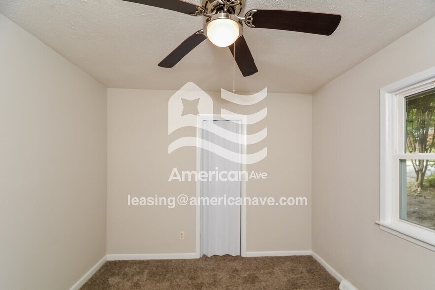 Building Photo - 4046 Village Dr