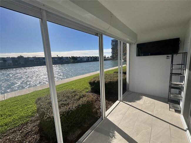 Building Photo - 7625 Sun Island Dr S