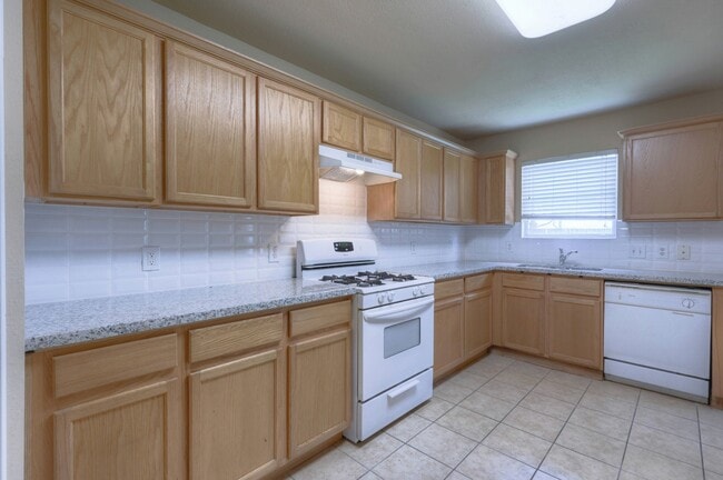 Building Photo - 21803 Manor Ct Dr