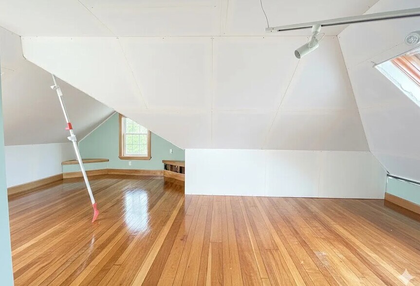 Building Photo - 67 Hillside St