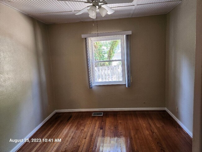 Building Photo - Back on Market!