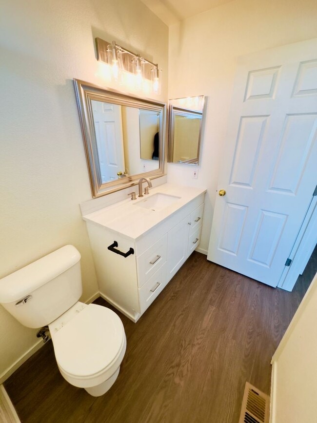 Building Photo - Cozy near Golf Course, lvp flooring, low m...